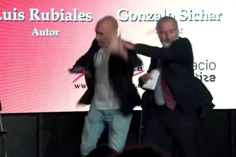 حمله به رییس سابق فدراسیون فوتبال اسپانیا با تخم مرغ (عکس)