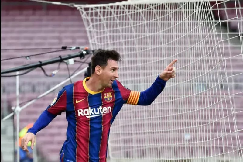 واکنش پسر کرویف به قرار دادن مجسمه مسی در نیوکمپ