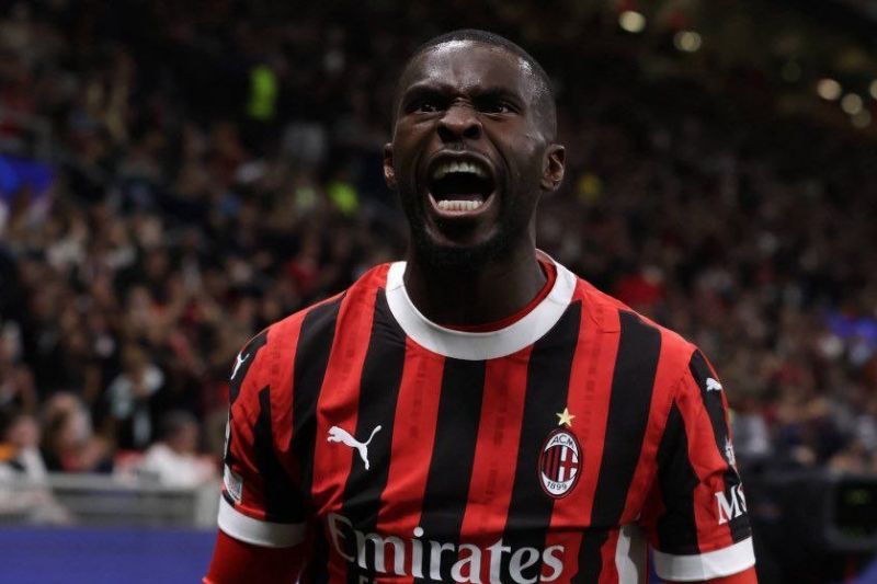 توافق میلان برای تمدید قرارداد صخره دفاعی انگلیسی