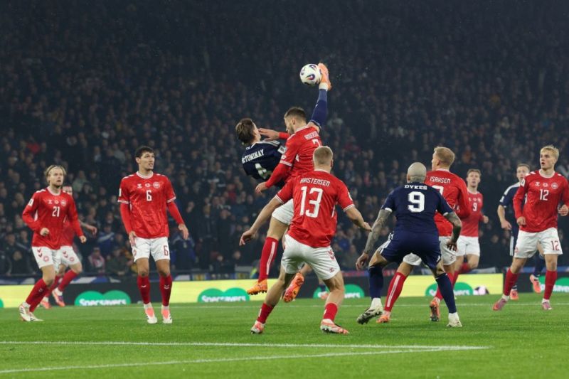 عکس؛ قیچی برگردان دیدنی مک‌تامینی مقابل دانمارک