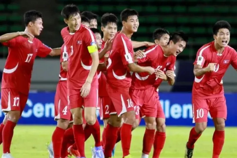 حرکات عجیب بازیکنان کره شمالی مقابل ژاپنی‌ها (عکس)