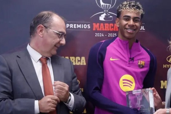 یامال پس از بردن جایزه ویژه: همه جوایز را میخواهم