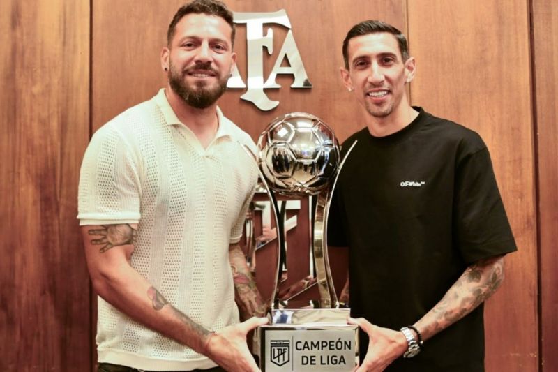 جنجال در آرژانتین؛ یک جام ساختگی به یاران دی ماریا داده شد!