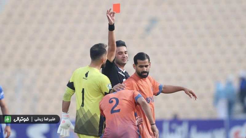 جنجال بازیکن اخراجیِ پادیاب؛ عدد 7 را نشان داد!