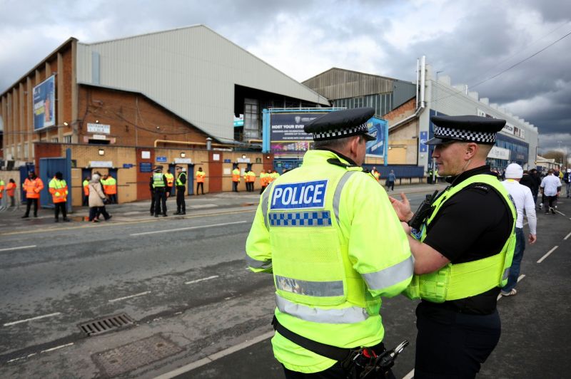 دستگیری هواداری که به سرمربی تیم انگلیسی حمله کرد