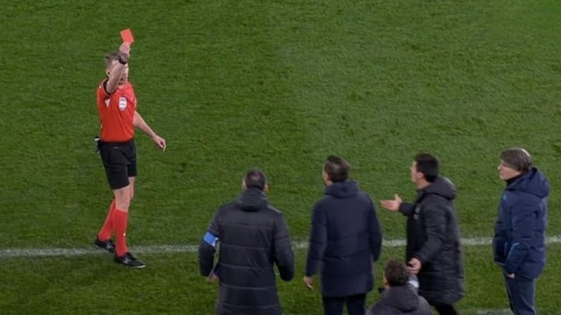 عکس؛ لحظه‌ای که داور، یک داور سابق را اخراج کرد!