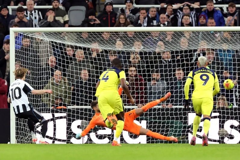 انتقاد شدید سرمربی تاتنهام از داوری در لیگ برتر انگلیس