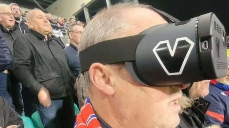 فوتبال برای همه؛ وقتی تکنولوژی دست هوادار نابینا را می‌گیرد