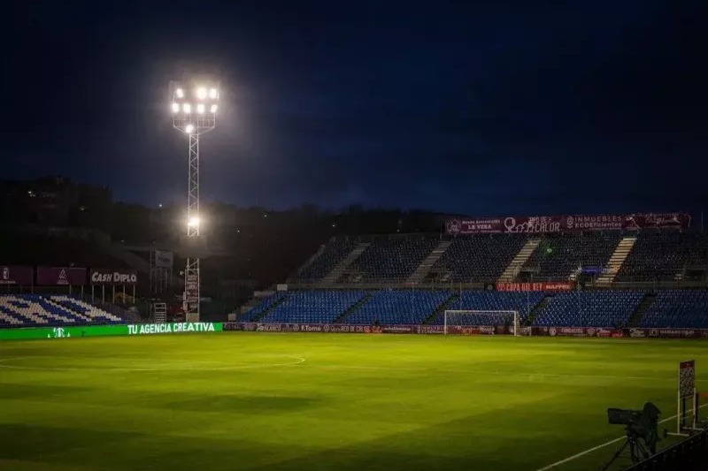 علت تاخیر در شروع بازی بارسلونا چه بود؟