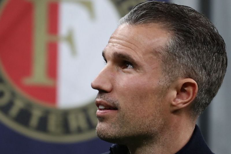 فن پرسی و قرار گرفتن در مقابل هواداران خشمگین تیم هلندی