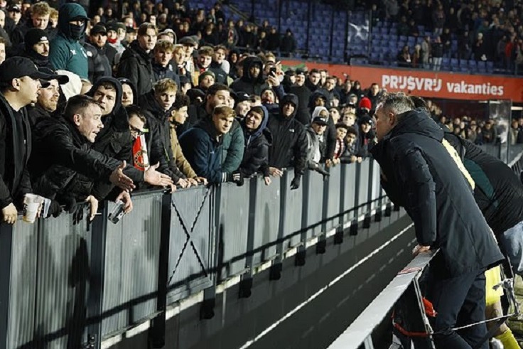 عکس؛ عصبانیت هواداران فاینورد از فن پرسی پس از هشتمین باخت