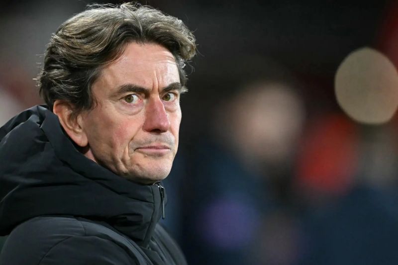 خشم هواداران از رفتار فرانک؛ نوشیدن قهوه با لیوان آرسنال