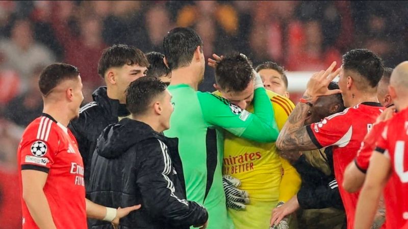 عکس؛ لحظهای که کورتوا به دروازهبان بنفیکا تبریک گفت