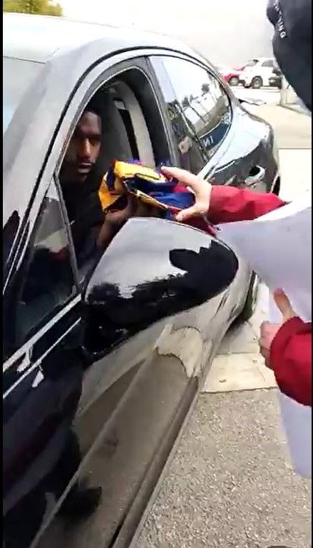 عکس؛ پیراهن دادن بازیکن بارسلونا با پورشه!
