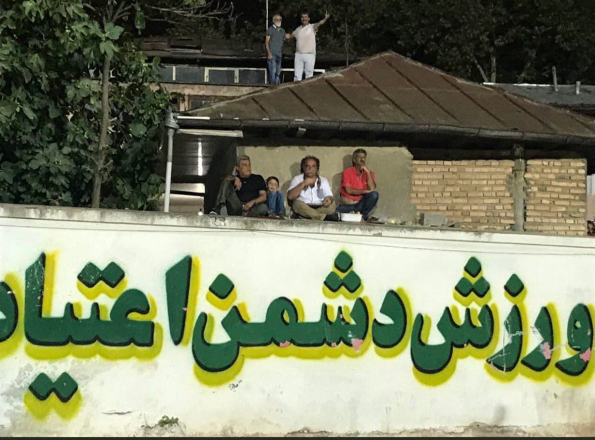 تصویری از حضور دوباره مردم قائمشهر روی دیوار برای تماشای بازی نساجی تصویری از حضور دوباره مردم قائمشهر روی دیوار برای تماشای بازی نساجینساجی