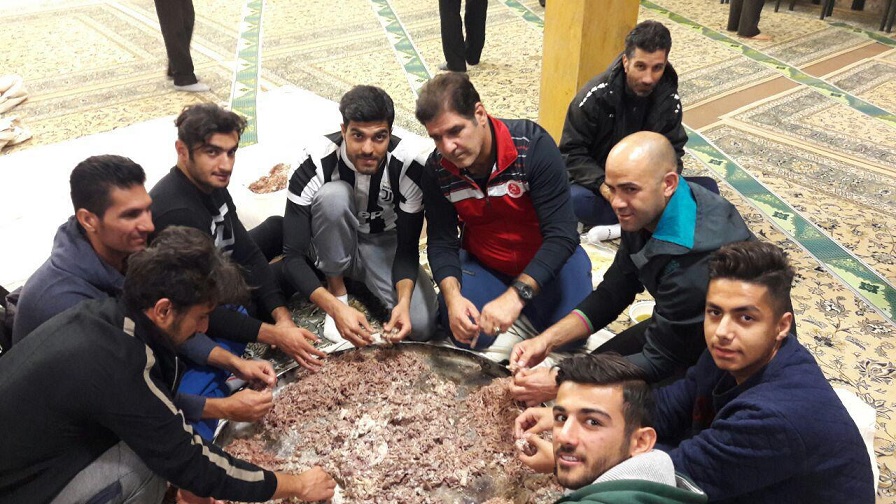 پدیدهایها سر دیگ نذری امام رضا(ع) (عکس)