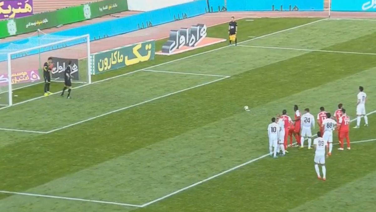 مشت گره کرده نیمکت پرسپولیس به داور چهارم