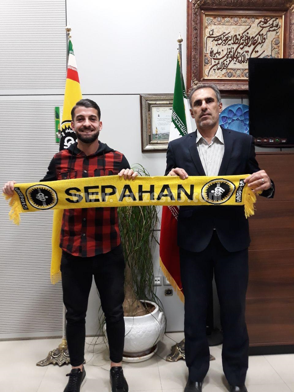 آشنایی با هافبک جدید طلاییپوشان