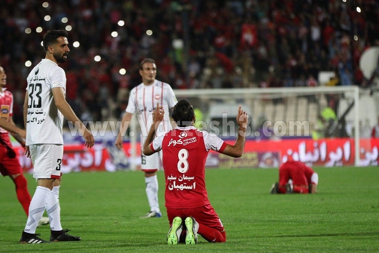 سجده شکر سرخ ها بعد از قهرمانی (عکس)