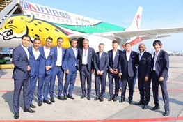 عکس یادگاری ملیپوشان با هواپیمای اختصاصی