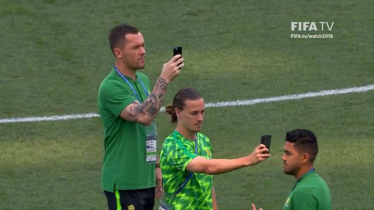 ورود تیم استرالیا و پرو به ورزشگاه