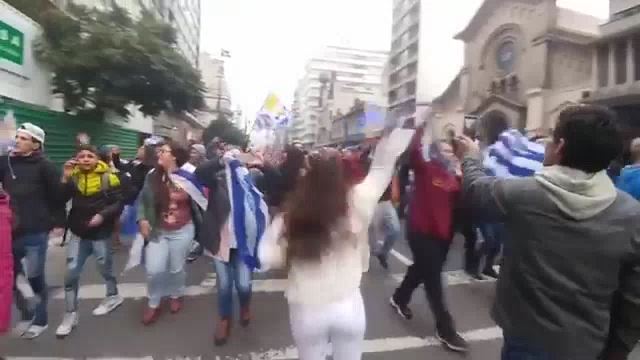 شادی هواداران اروگوئه پس از شکست پرتغال