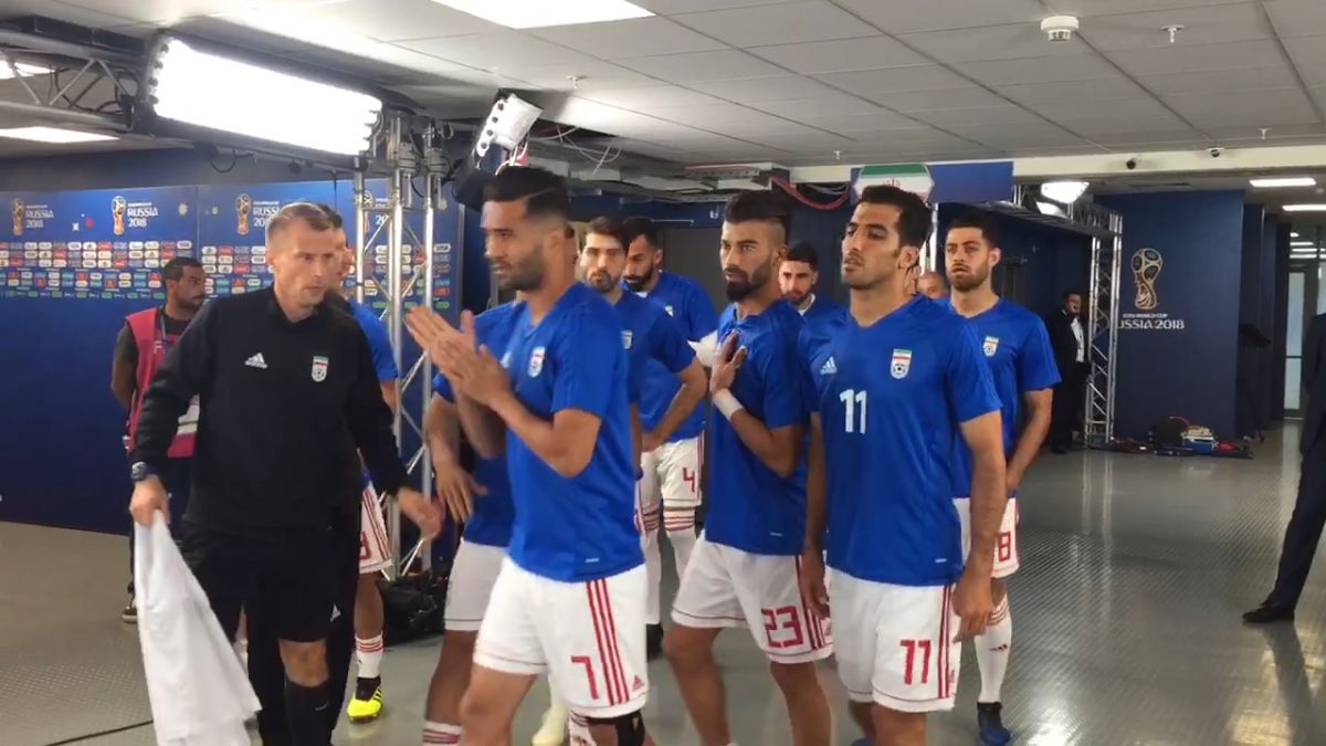 ورود بازیکنان تیم ملی فوتبال ایران به زمین برای گرم کردن