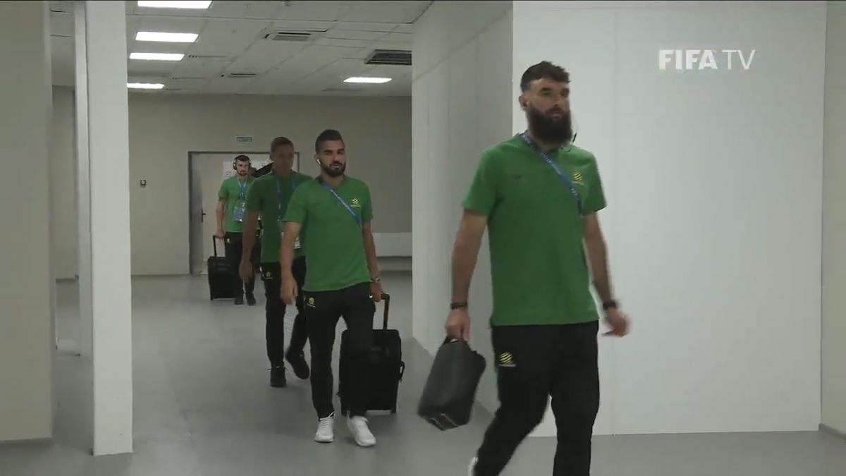 ورود بازیکنان دانمارک و استرالیا به ورزشگاه