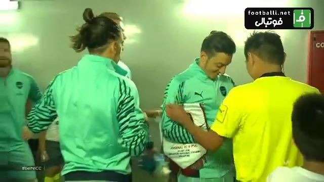 امضا گرفتن داور از اوزیل پیش از بازی آرسنال و پی‌اس‌جی