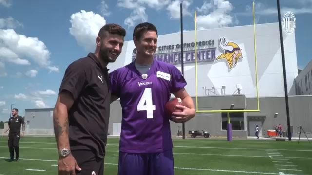 حواشی حضور بازیکنان آث میلان در تمرین تیم فوتبال آمریکایی مینه‌سوتا وایکینگز