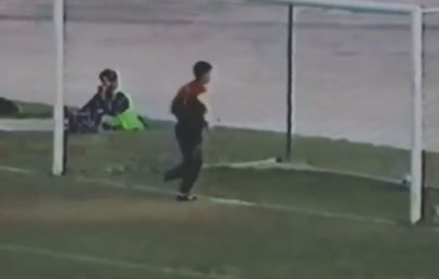 گل احمدرضاعابدزاده به استقلال اهواز در سال ٧٦ كه به اشتباه آفسايد اعلام شد