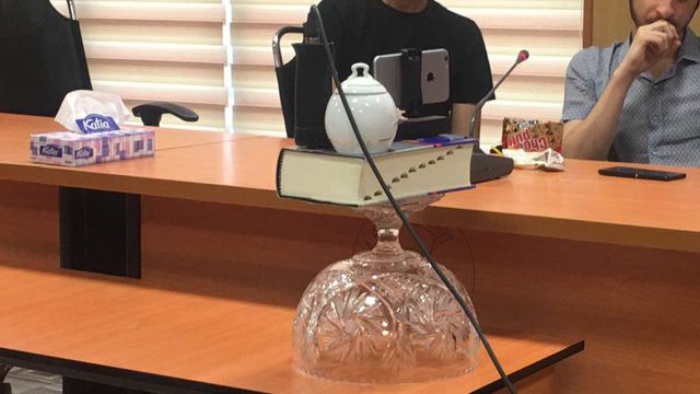 اختصاصی/ فیلمبرداری عجیب گزارشگر یکی از رسانه ها با استفاده از گلدان سازمان لیگ و آبمیوه!