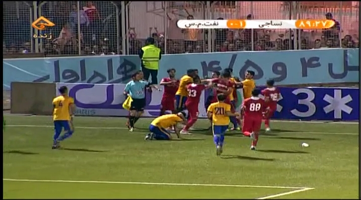 درگیری شدید بازیکنان نساجی و نفت مسجدسلیمان