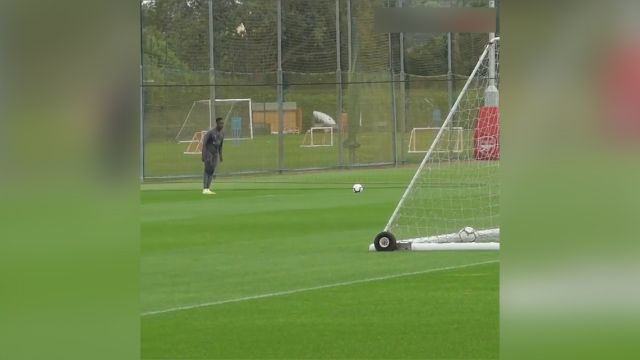 گل زیبای دنی ولبک از پشت دروازه در تمرین آرسنال