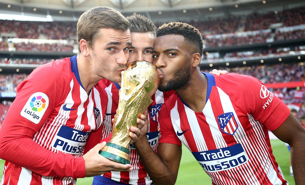 نمایش کاپ قهرمانی جام جهانی توسط گریزمن پیش از بازی اتلتیکو و رایو