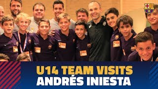 حضور اینیستا در رختکن تیم زیر 14 سال بارسلونا بعد از قهرمانی تورنمنت ژاپن