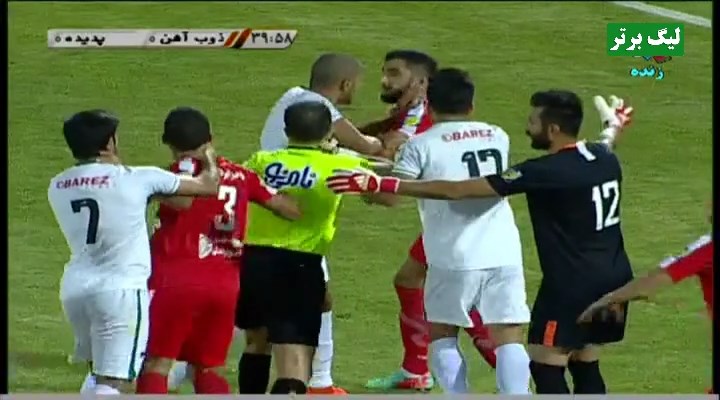 درگیری شدید بازیکنان ذوب آهن و پدیده