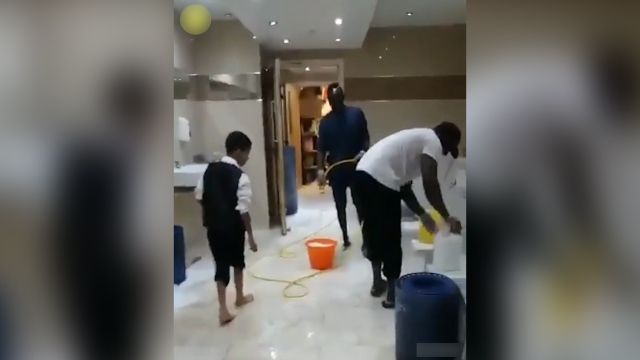 سادیو مانه در حال نظافت سرویس بهداشتی مسجد بعد از برد لیورپول مقابل لسترسیتی