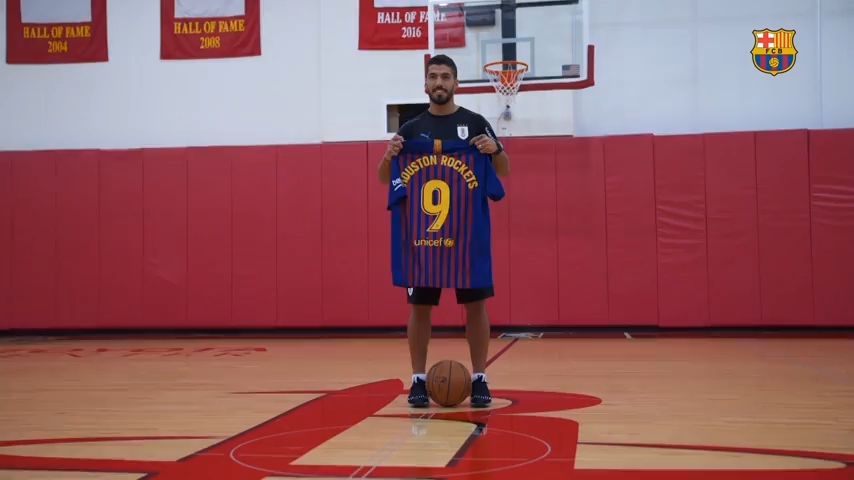 حضور لوییز سوارز در فروشگاه تیم بسکتبال هیوستون و چالش پرتاب سه امتیازی