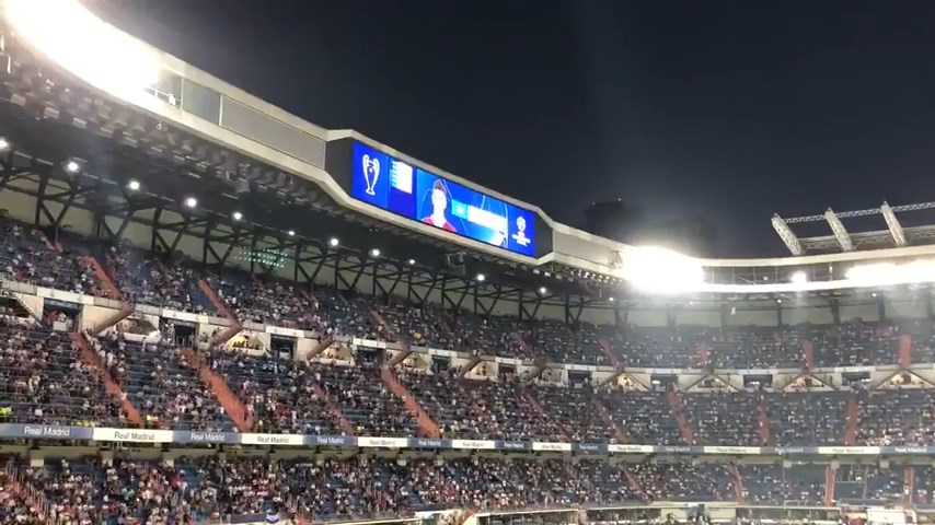 تشویق مانولاس توسط هواداران رئال بدلیل زدن گل صعود رم به بارسلونا