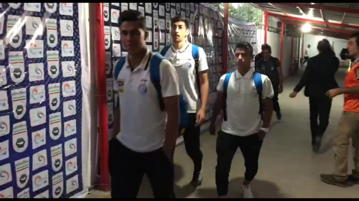 اختصاصی/ ورود تیم استقلال به ورزشگاه وطنی قائمشهر برای بازی با نساجی