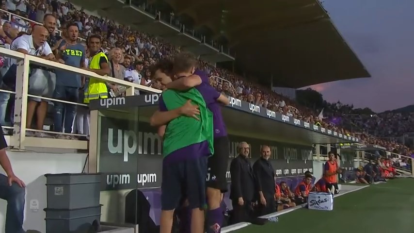 شادی گل بازیکن فیورنتینا با توپ جمع‌کن