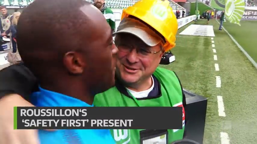 کلاه ایمنی هدیه بازیکن وولفسبورگ به فیلمبرداری که با توپ به صورتش ضربه زده بود