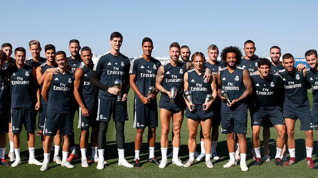عکس یادگاری بازیکنان رئال با مودریچ و جوایز برترین های فیفا در تمرین