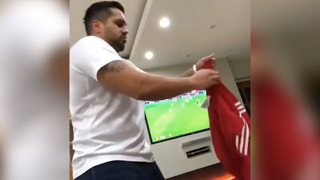 واکنش هوادار منچستریونایتد به نتایج ضعیف تیمش!