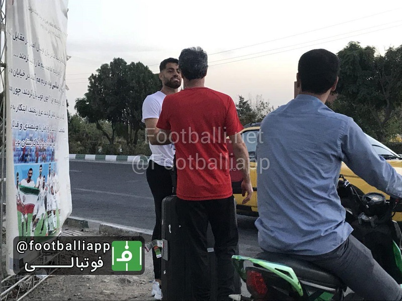 مرتضی پورعلیگنجی در حالی که با عصا در ساختمان PEC حضور پیدا کرده بود، محل اردوی تیم ملی را با وسایل و چمدان ترک کرد
