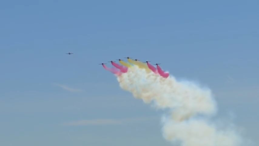 نمایش هوایی پیش از بازی اتلتیکو مادرید و بتیس