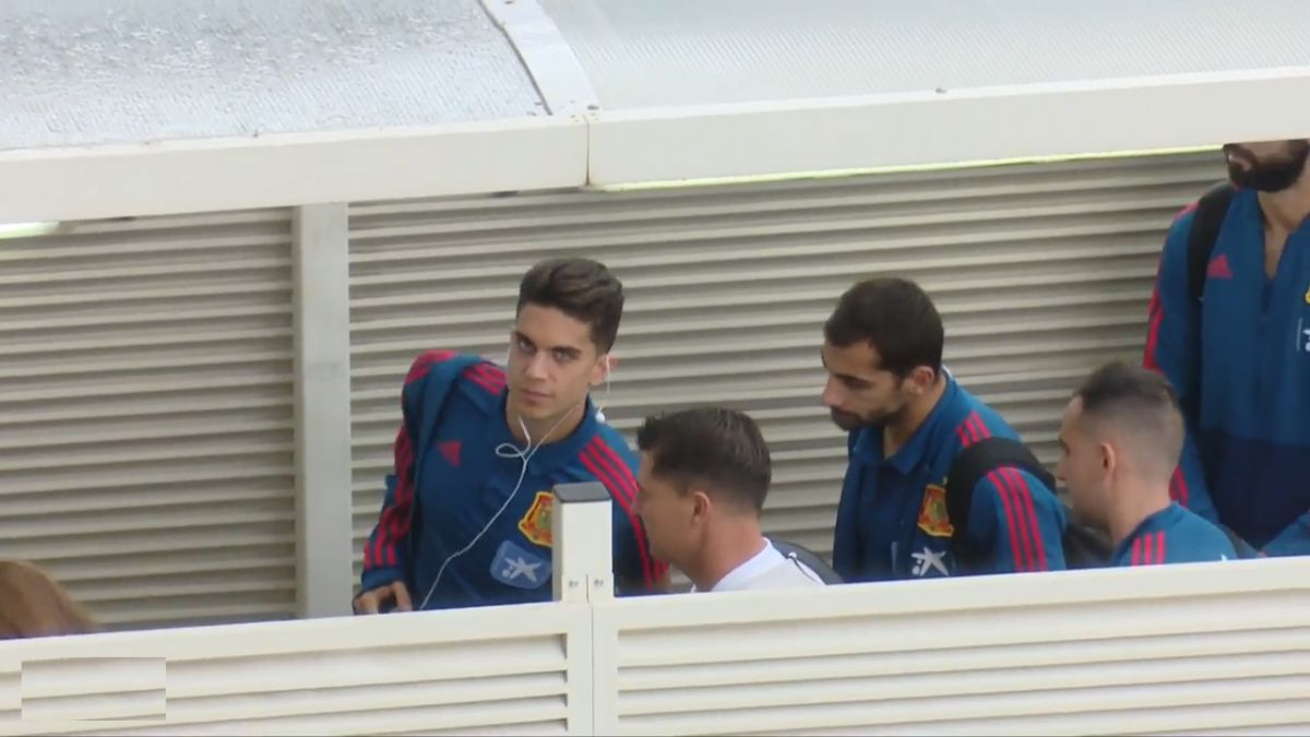 سبک متفاوت مارک بارترا برای استقفاده از هندزفری!