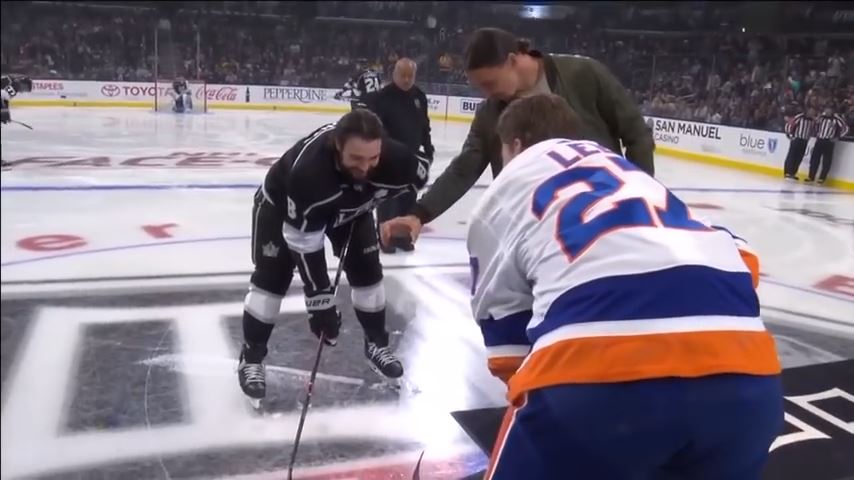 آغاز بازی لیگ هاکی روی یخ آمریکا توسط زلاتان