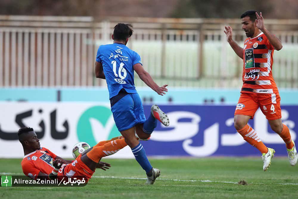 در روزی که مهاجمان استقلال در نیمه دوم قدر موقعیتهایشان را نمیدانستند، این مدافع سایپا بود که با تکلی عجیب و خشن روی پای اللهیار باعث شد استقلال بتواند تیم دایی را شکست دهد.